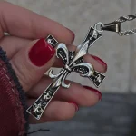 گردنبند پر جزئیات کروم هارتز