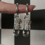 گوشواره جفت پرجزئیات کروم هارتز طرح سنجاق قفلی🖤