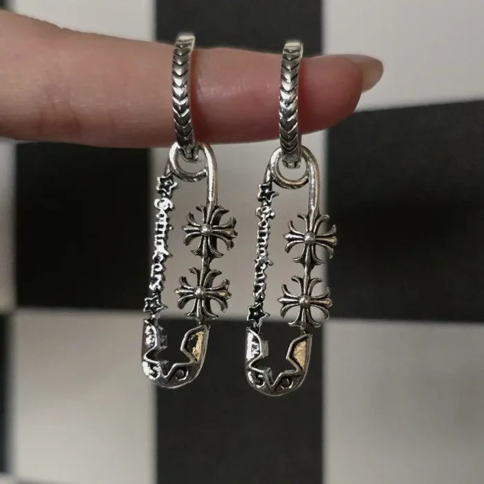 گوشواره جفت پرجزئیات کروم هارتز طرح سنجاق قفلی🖤