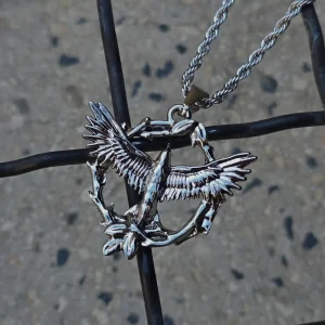 گردنبند پرنده و سیم‌خاردار 🕊️⛓️