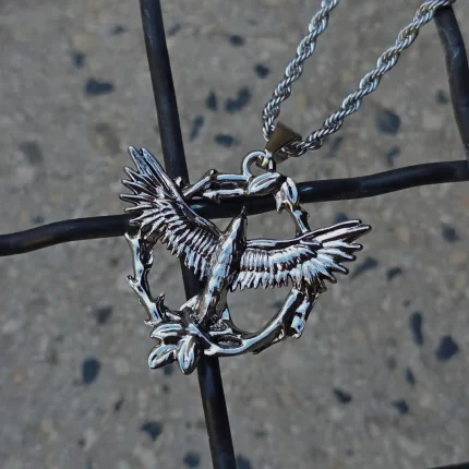 گردنبند پرنده و سیم‌خاردار 🕊️⛓️