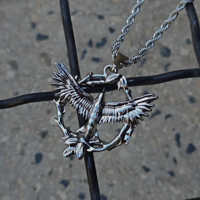 گردنبند پرنده و سیم‌خاردار 🕊️⛓️
