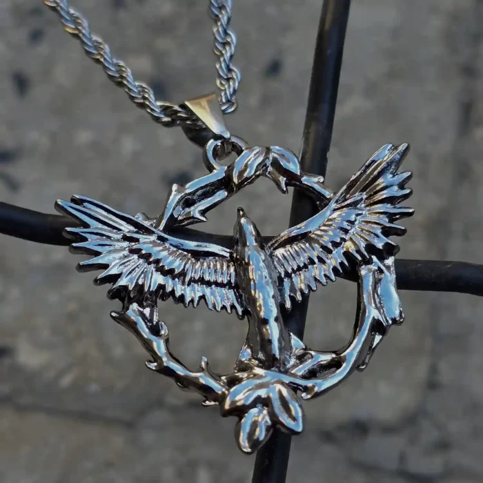 گردنبند پرنده و سیم‌خاردار 🕊️⛓️